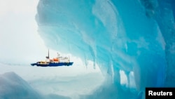 Tàu MV Akademik Shokalskiy bị mắc kẹt trong băng ở Nam Cực, ngày 29/12/2013.