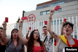 تظاهرات مردم در خارج از فدراسیون فوتبال اسپانیا. لاس روزاس، اسپانیا - ۲۵ اوت ۲۰۲۳ (۳ شهریور ۱۴۰۲)