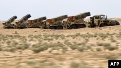 Giàn phóng hỏa tiễn của quân đội chính phủ Libya trong khu vực sa mạc gần thị trấn Ajdabiyah