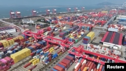 2025年2月4日無人機拍攝的中國安徽省蕪湖港口的貨櫃和貨船。