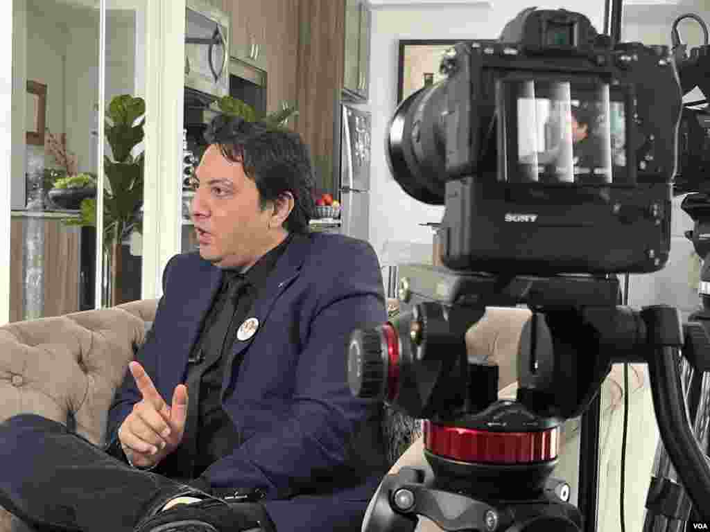 پشت صحنه فیلمبرداری مصاحبه بخش فارسی صدای آمریکا ​با علیرضا قندچی، همسر فائزه فلسفی و پدر پارسا و درسا قندچی، از جان باختگان پرواز پی اس ۷۵۲