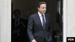 David Cameron dijo en una sesión de emergencia del parlamento que los disturbios son el resultado de una cultura que “glorifica la violencia”.