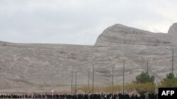 Sinh viên Iran đứng vòng quanh cơ sở chuyển đổi uranium Isfahan để ủng hộ chương trình hạt nhân của Iran, 15/11/2011