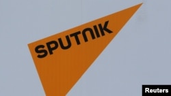 Logo radio Sputnik yang didanai pemerintah Rusia di Forum Ekonomi Internasional St. Petersburg International 2017 (SPIEF 2017) di St. Petersburg, Rusia, 1 Juni 2017. 