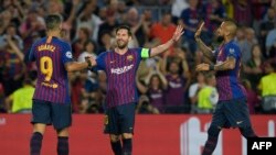 Lionel Messi (C) jubile avec ses co-équipiers Luis Suarez (G) et Arturo Vidal lors du match contre PSV, le 18 septembre 2018. 