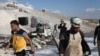 Des membres de la défense civile syrienne sur un site de la ville de Hass après une frappe aérienne dans le sud de la province syrienne d'Idlib, le 8 septembre 2018.