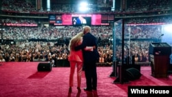 اریکا کرک در کنار دونالد ترامپ در مراسم یادبود همسرش چارلی کرک