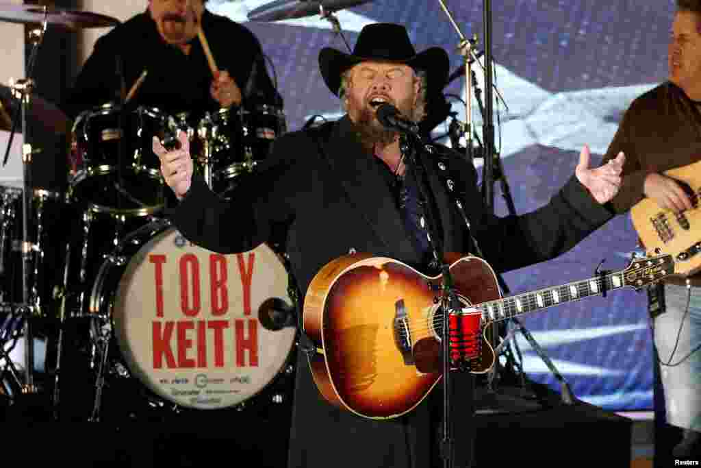 លោក Toby Keith ច្រៀង​នៅ​ក្នុង​កម្មវិធី​តន្ត្រី​មុន​ការ​ស្បច​ចូល​កាន់​តំណែង &ldquo;Make America Great Again! Welcome Celebration&rdquo; នៅ​បូជនីយដ្ឋាន Lincoln Memorial នៅ​រដ្ឋធានី​វ៉ាស៊ីនតោន កាលពី​ថ្ងៃទី១៩ ខែមករា ឆ្នាំ២០១៧។
