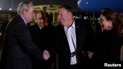 Menlu AS, Mike Pompeo, dan istrinya Susan disambut Asisten Menlu untuk Urusan Amerika Utara dan Selatan, Reda Habeen Ibrahim Zaki dan Kuasa Usaha untuk Kedubes AS di Mesir, Tom Goldberger, saat tiba di Bandara Internasional Kairo, Mesir, 9 Januari 2019 (foto: Andrew Cabellero-Rey