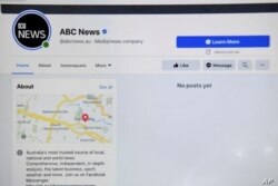 La página de Facebook de ABC News se ve en una pantalla en Canberra, Australia, el 18 de febrero de 2021.