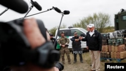 Presiden AS Donald Trump didampingi para petugas penjaga perbatasan AS, memberikan keterangan kepada media di tepi sungai Rio Grande di Mission, Texas, 10 Januari 2019. 