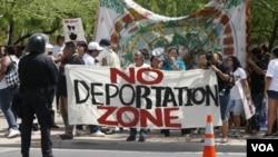Para imigran, sebagian besar keturunan Hispanik, melakukan demonstrasi kebijakan imigrasi di Phoenix, negarabagian Arizona (foto: dok).