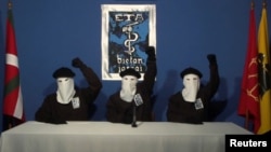 Image tirée d'une vidéo montrant trois membres du groupe ETA. La vidéo a été publiée par Gara, journal en ligne en langue basque le 20 octobre 2011.