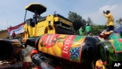 Pemusnahan minuman keras ilegal atau miras oplosan yang disita di Serpong, Tangerang Selatan, 13 April 2018. 