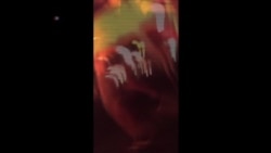 វីដេអូ​មិន​កាត់ត៖ អ្នក​ថ្មើរ​ជើង​ដើរ​លើ​ស្ពាន​អាកាស​ពេល​គ្រាប់បែក​ផ្ទុះ​នៅ​បាងកក