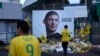 Les supporters du FC Nantes déposent des gerbes de fleurs près du poster d'Emiliano Sala, France, le 30 janvier 2019.