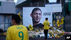 Les supporters de Nantes déposent des gerbes de fleurs en la mémoire d'Emiliano Sala, France, le 21 janvier 2019.