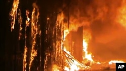 Hình ảnh chụp từ video của hãng tin Shaam News Network (SNN) cho thấy lửa cháy dữ dội tại một địa điểm được UNESCO công nhận là di sản thế giới tại Aleppo, Syria, ngày 29/9/2012 