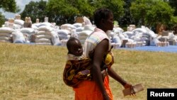 A Zimbabwean mother arrives to collect her monthly rations of food aid from Rutaura Primary School in the Rushinga district of Mt Darwin about 254km north of Harare, March 7, 2013. More than 6 million people across Angola, Lesotho, Malawi and Zimbabwe are at risk of severe food shortages because of repeated cycles of drought and flooding. REUTERS/Philimon Bulawayo 