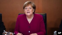 Kanselir Jerman Angela Merkel memimpin rapat kabinet di Berlin (foto: dok). 