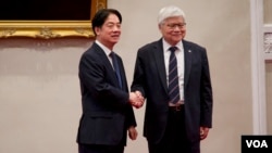 台積電董事長魏哲家在台灣總統賴清德陪同下說明加碼投資美國的緣由，並稱不會影響到台灣拓展產線的計畫。 (美國之音特約記者/李昕儒)