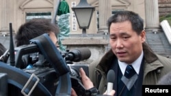 FILE - Chinese lawyer Pu Zhiqiang (R) speaks to journalists outside a courthouse in Chongqing municipality.
