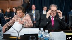 Ketua Komite Alokasi DPR, Nita Lowey, D-NY, kiri, dan Jose Serrano, kanan, memimpin sesi tanya jawab dengan Jaksa Agung, William Barr, di Washington, D.C., Selasa, 9 April 2019 (foto: AP Photo/J. Scott Applewhite)