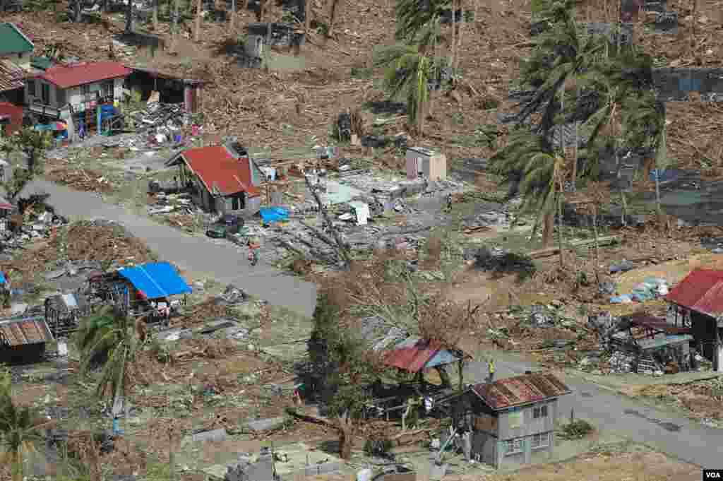 Des policiers, des pompiers et des secouristes se déploient sur le site d'une fusillade à Montrouge, au sud de Paris, le 8 janvier 2015.
