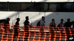 Los migrantes que cruzaron el Río Grande hacia Estados Unidos desde México son procesados por agentes de la Patrulla Fronteriza de Estados Unidos, el 22 de septiembre de 2023, en Eagle Pass, Texas.