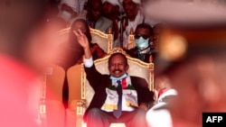 Perdana Menteri Sudan Abdalla Hamdok menunjukkan tanda jari kemenangan dalam resepsi di Khartoum, Sudan, 8 Oktober 2020.