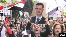 Para pendukung Presiden Bashar al-Assad melakukan unjuk rasa di Damaskus (13/11). AS dan Uni Eropa mendesak pemerintahan Assad 'segera mengakhiri kekerasan'.
