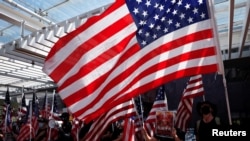 资料照：香港反送中抗议者在香港大学校园举行的集会中手持美国国旗。（2019年9月20日）