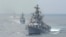 Buques de guerra navales indios en formación durante un ejercicio en las aguas de la Bahía de Bengala en la ciudad de Chennai, en el sur de la India, el 24 de enero de 2010. 