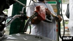 ঢাকার একটি পেট্রোল পাম্প থেকে মোটর সাইকেলে তেল নিচ্ছেন একজন ক্রেতা। (ফাইল ফটো- রয়টার্স) 