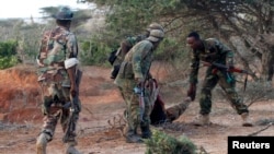 Tentara Somalia membantu rekannya yang terluka akibat serangan militan al-Shabab (foto: dok). Militan Al-Shabab menyerang pangkalan militer Daynunay Selasa (26/4).