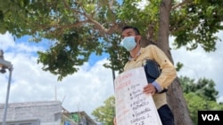 Edgar Siu camina por Caracas ofreciendo clases particulares de matemática. Mayo 2021.