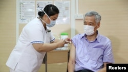 PM Singapura Lee Hsien Loong menerima suntikan vaksinasi COVID-19 di Rumah Sakit Umum Singapura 8 Januari 2021.

