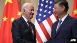 পেরুর রাজধানী লিমায় এশিয়া-প্রশান্ত মহাসাগরীয় অর্থনৈতিক সহযোগিতা সংস্থার (এপেক) সম্মেলনের সময় আলাদা এক শীর্ষ বৈঠকে মিলিত হন প্রেসিডেন্ট জো বাইডেন এবং প্রেসিডেন্ট শি জিনপিং। ফটোঃ ১৬ নভেম্বর, ২০২৪। 