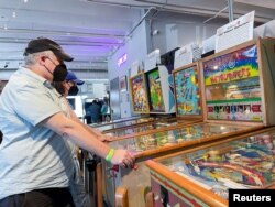 Guests visit Silverball Retro Arcade, which is home to more than 150 fully functional pinball machines in Asbury Park, New Jersey, U.S., August 12, 2022. (REUTERS/Roselle Chen))))