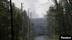 Aliran lahar dari erupsi Gunung Kilauea memutus akses ke Jalan Kahukai di Perumahan Leilani dekat Pahoa, Hawaii, 29 Mei 2018. Lahar dari Gunung Kilauea menghambat akses ke rumah-rumah di Kapoho dan Vacationland, memaksa penghuni dari 500 rumah untuk menyelamatkan diri. 