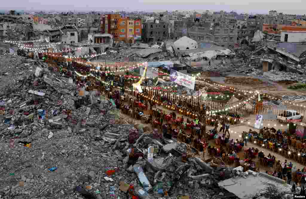 افطار در ویرانه‌های شهر غزه 