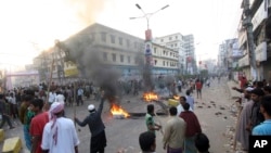 Các nhà hoạt động của đảng Jamaat-e-Islami xuống đường phản đối bản án đối với ông Sayedee tại Bogra, Bangladesh, ngày 3/3/2013. 