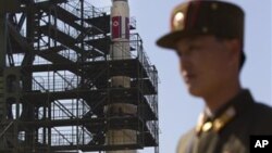 Seorang tentara berdiri di depan fasilitas stasiun roket di Tongchang-ri, Korut. Rencana peluncuran roket Korut menuai kecaman dari banyak negara. 