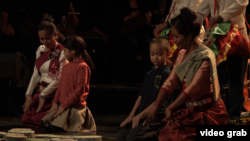 Artists at a dress rehearsal for "Bangsokol: a Requiem for Cambodia" at the Brooklyn Academy of Music in New York, Dec. 14, 2017. (Ye Yuan/VOA) 