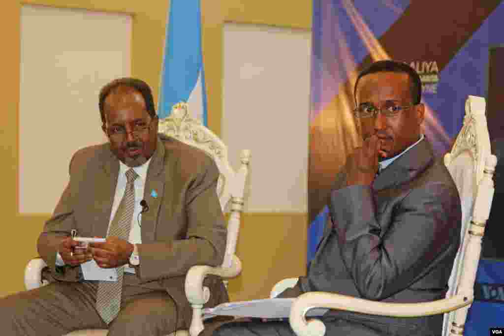 Madaxweyne Xasan oo uu dhinac fadhiyo weriye Cabdulcasiis Xuseen Cusmaan