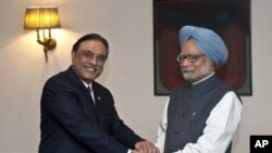 Indian Prime Minister Manmohan Singh (R) shakes hands with Pakistan President Asif Ali Zardari during a meeting in New Delhi, April 8, 2012.