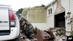 Sebuah rumah di Rio Dell, California, runtuh akibat gempa yang melanda California utara pada 20 Desember 2022. (Foto: AP/Godofredo A. Vásquez)