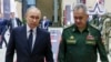 Президент Росії Володимир Путін (ліворуч) і міністр оборони Росії Сергій Шойгу прибувають на зустріч із вищим військовим керівництвом у Москві, Росія, 19 грудня 2023 року. (AP)