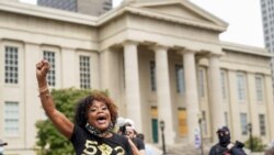 Građani posle odluke o krivičnom postupku protiv jednog od trojice policajaca umešanih u smrt Brijane Tejlor, koju je policija ubila u njenom stanu u Luivilu u martu 2020.