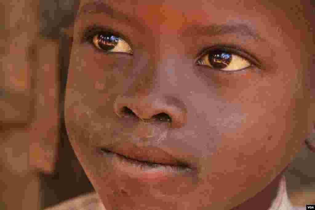 A young IDP at UN protection of civilians (POC) site in Wau, Western Bahr el Ghazal, South Sudan, where approximately 29,000 IDPs stay, Dec. 8, 2016. (VOA/Jill Craig)